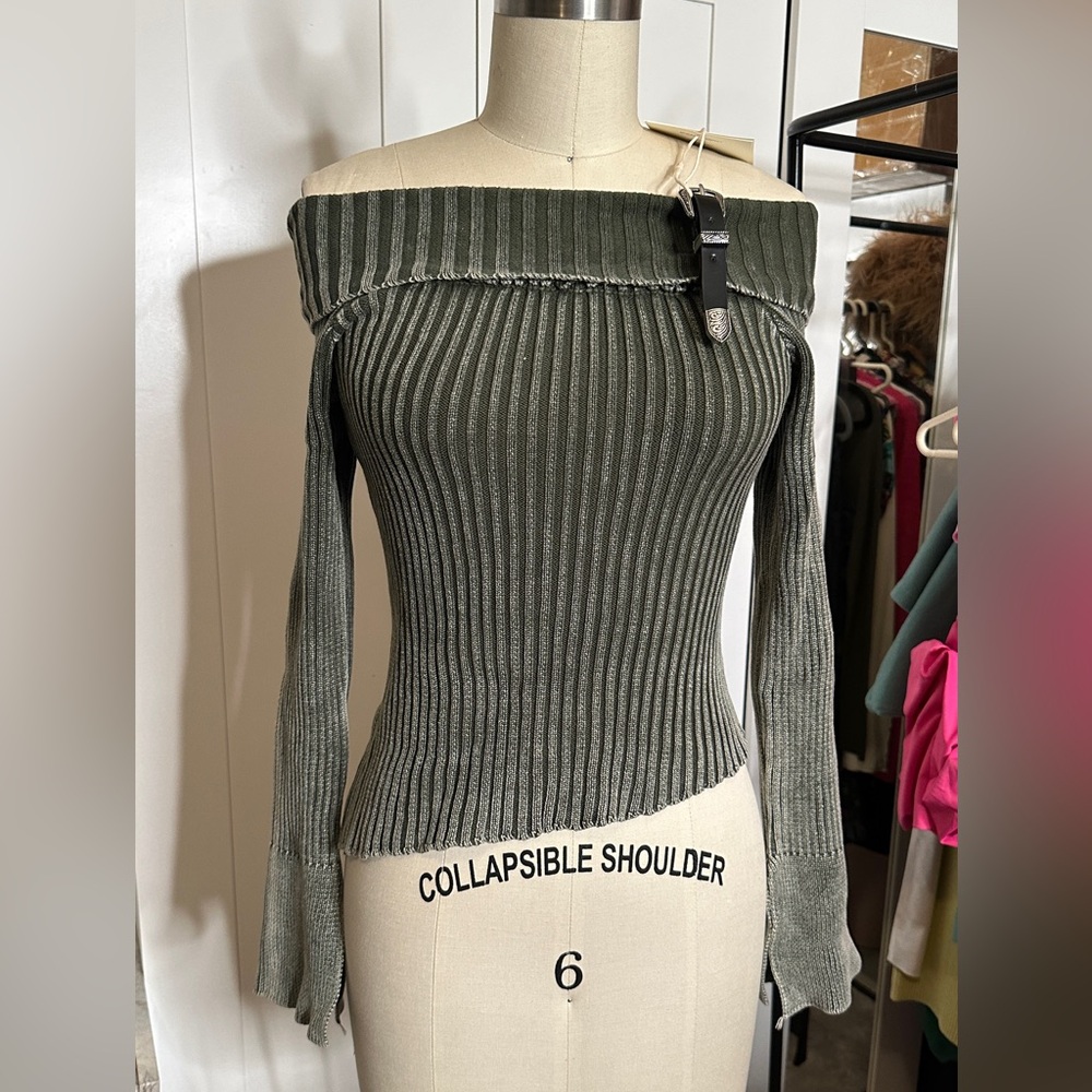 Off-Shoulder Ribbed Sweater in Olive Green